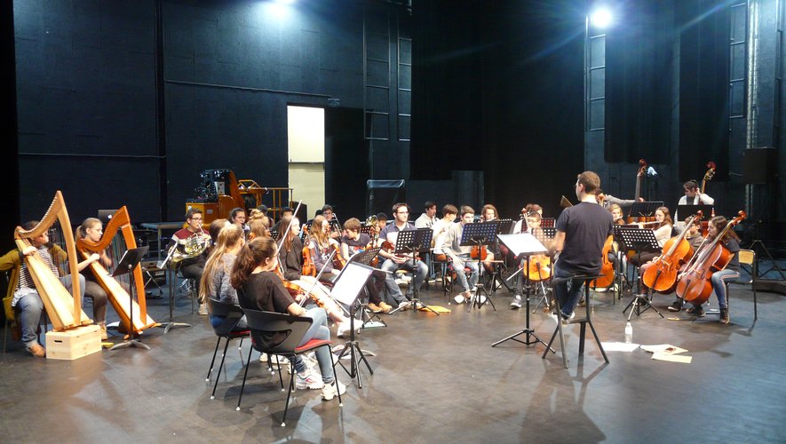 Première répétition pour l’orchestre au grand complet sous la direction de Robin Viès.