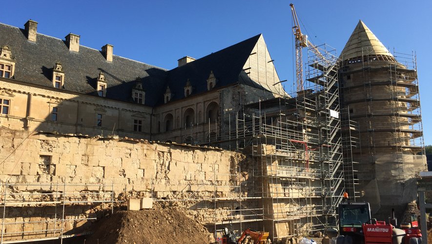 En octobre 2016, débutait le chantier de l’aile du château, aujourd’hui presque terminée. L’auditorium, quant à lui, se trouve derrière le mur au premier plan, à l’abri des regards.