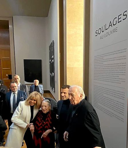 Le maître de l'outenoir et son épouse Colette posent avec le couple présidentiel Emmanuel et Brigitte Macron.