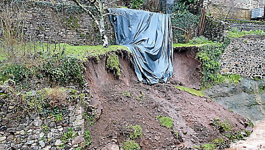 Les fortes pluies à Espalion ont provoqué l'écroulement d'un mur dans le lit du ruisseau "Le Merdanson".