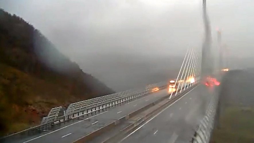 Conduite délicate sur le viaduc de Millau, où la Station de Soulobres a enregistré d’importantes rafales de vent dans la région.