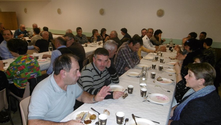 Le repas du samedi soir a rassemblé des convives venus de toutes les communes du territoire d’Estaing et au-delà.