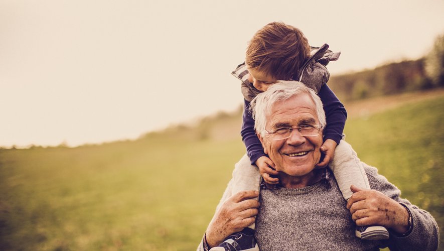 Des chercheurs allemands ont montré que les grands-parents qui consacrent une partie de leur temps à s'occuper de leurs petits-enfants pourraient se sentir moins seuls et isolés