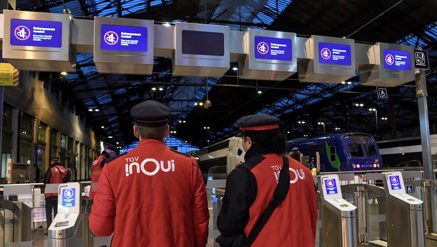 La SNCF prévoit sur ses réseaux un trafic "très perturbé", mais fera rouler la moitié de ses TGV, avec notamment neuf Ouigo sur dix en circulation, a-t-elle indiqué dans un communiqué.