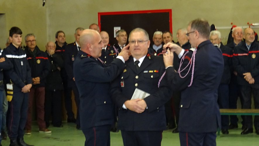 La remise du grade a été faite par le chef de centre Ferré et le commandant Coursière.