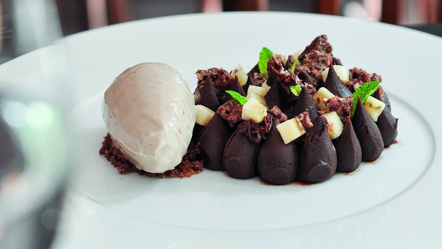 Chocolat kalapaia, compotée de fressinettes, glace aux champignons de Paris et thé lapsang souchong