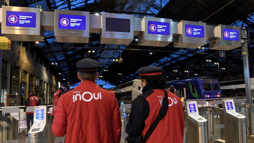La SNCF prévoit de faire rouler 30% des TER (en partie par autocars), 20% des Transilien (RER SNCF et trains de banlieue) et un train Intercités sur quatre, tandis que le trafic international sera "perturbé", précise le groupe ferroviaire dans un comm