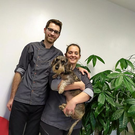 Agnès, Pierre et la petite chienne Ficelle, un trio inséparable.