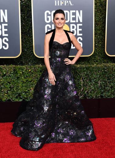 Penélope Cruz était resplendissante aux Golden Globes dans cette longue robe aux multiples reflets signée Ralph & Russo Couture. Beverly Hills, le 6 janvier 2019.