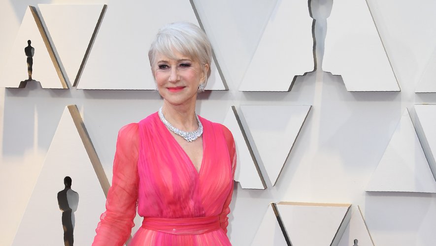 Helen Mirren a virevolté sur le tapis rouge des Oscars dans cette robe aux couleurs printanière signée Schiaparelli Haute Couture. Hollywood, le 24 février 2019.