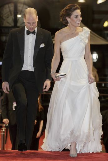 Le prince William et Kate Middleton ont également opté pour l'iconique duo black & white pour les BAFTA, qui permet un rendu parfait sur tapis rouge. Londres, le 10 février 2019.