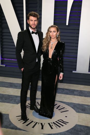 Aujourd'hui séparés, Liam Hemsworth et Miley Cyrus formaient le couple parfait sur red carpet. Pour la soirée Vanity Fair organisée en marge des Oscars, ils ont choisi du noir, mat pour l'un, brillant pour l'autre. Beverly Hills, le 24 février 2019.