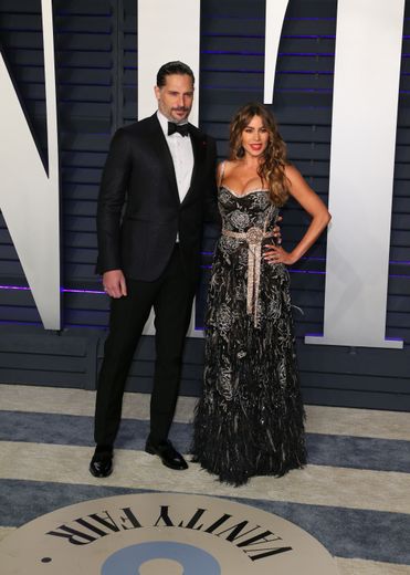 Joe Manganiello a lui aussi opté pour un costume noir, qui s'accorde à merveille avec la robe aux motifs floraux et à franges de Sofia Vergara, pour la soirée Vanity Fair organisée pour les Oscars. Beverly Hills, le 24 février 2019.