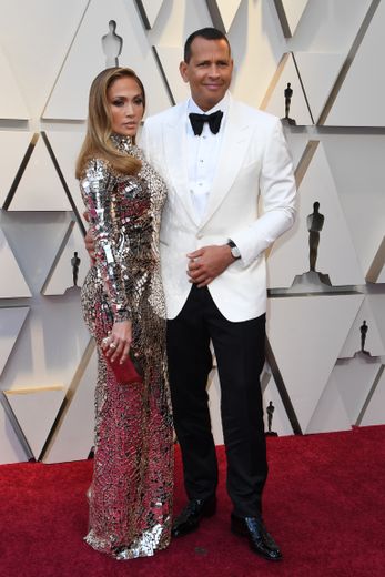 Difficile pour Alex Rodriguez de rivaliser avec l'une des femmes les plus glamour de la planète, et pourtant... Aux Oscars, il a opté pour un costume blanc et noir pour sublimer la robe facettée de Jennifer Lopez. Hollywood, le 24 février 2019.