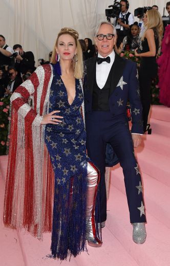 Tommy Hilfiger et sa femme Dee Ocleppo s'y connaissent en mode et ça se voit. Pour le Met Gala, ils ont choisi l'étoile et le bleu comme éléments communs offrant des tenues parfaitement assorties sur le tapis rouge. New York, le 6 mai 2019.