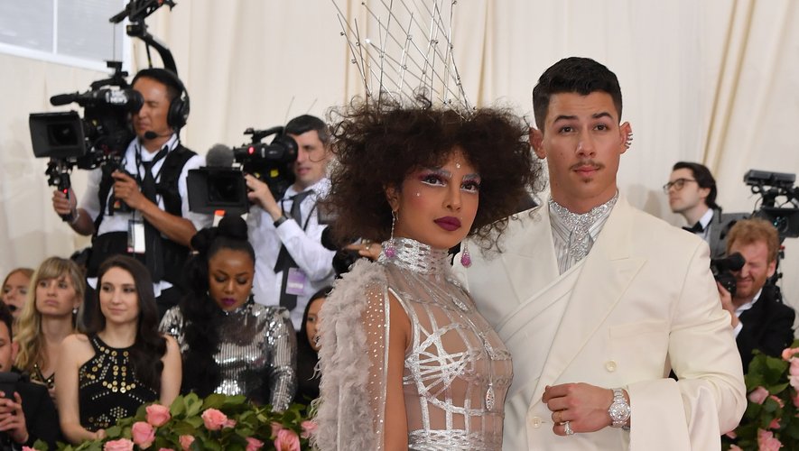 Priyanka Chopra et Nick Jonas ont également fait sensation au Met Gala. L'actrice et chanteuse a foulé le tapis rouge dans une somptueuse robe argentée qui n'est pas sans rappeler la chemise de son mari. New York, le 6 mai 2019.