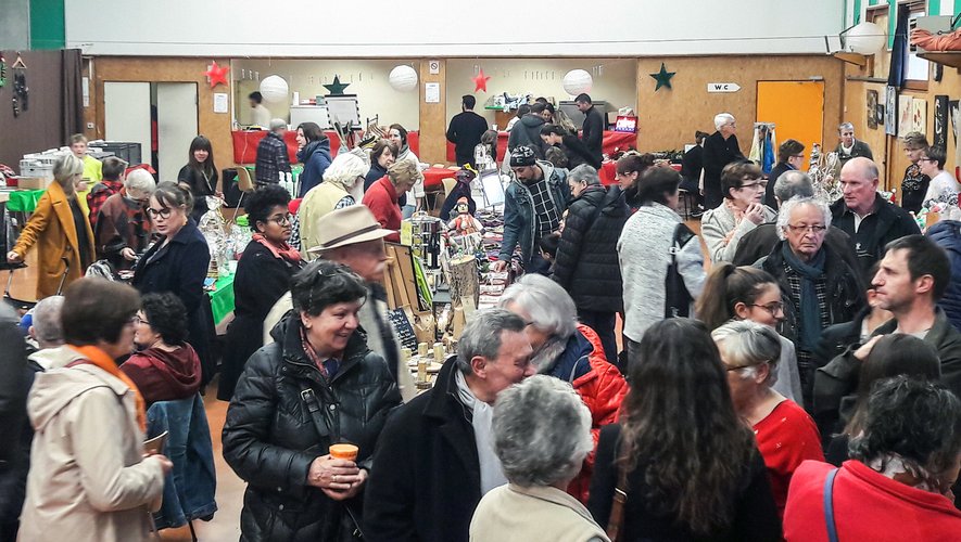 Le marché de Noël du groupe de jeunes "HumaFR" attire de nombreux visiteurs