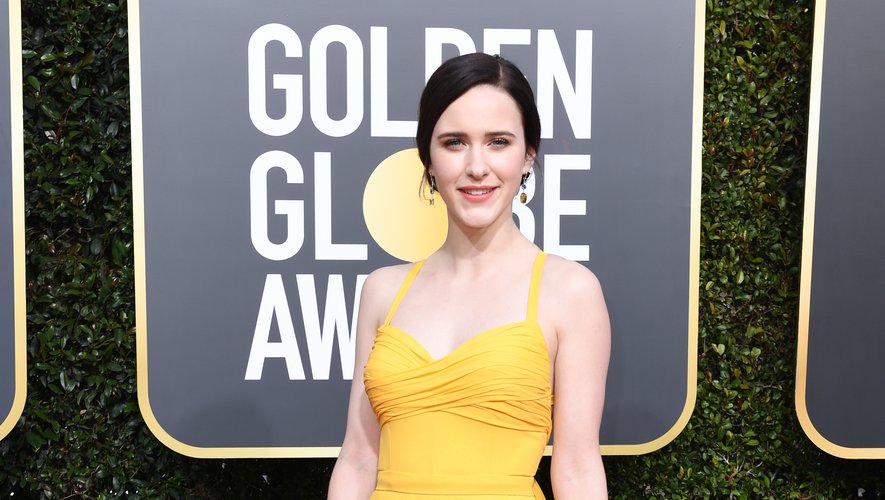 Rachel Brosnahan a illuminé le tapis rouge des Golden Globes dans cette longue robe jaune signée Prada. Beverly Hills, le 6 janvier 2019.