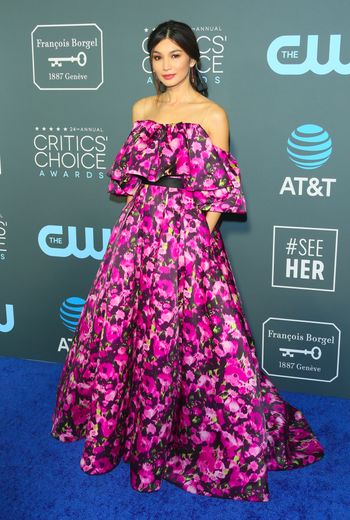 Gemma Chan était éblouissante aux Critics' Choice Awards dans cette imposante robe bustier entièrement recouverte de fleurs colorées, signée Jason Wu. Santa Monica, le 13 janvier 2019.