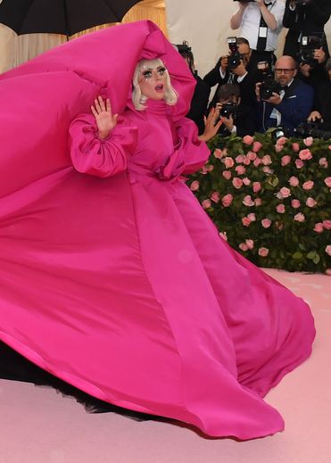 Lady Gaga a fait une arrivée et un show remarqués au Met Gala dans cette spectaculaire robe rose signée Brandon Maxwell. New York, le 6 mai 2019.