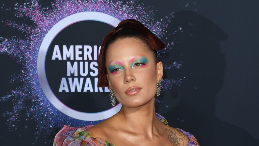 La chanteuse Halsey a ébloui en adoptant un fard multicolore et des sourcils décolorés aux American Music Awards de novembre.