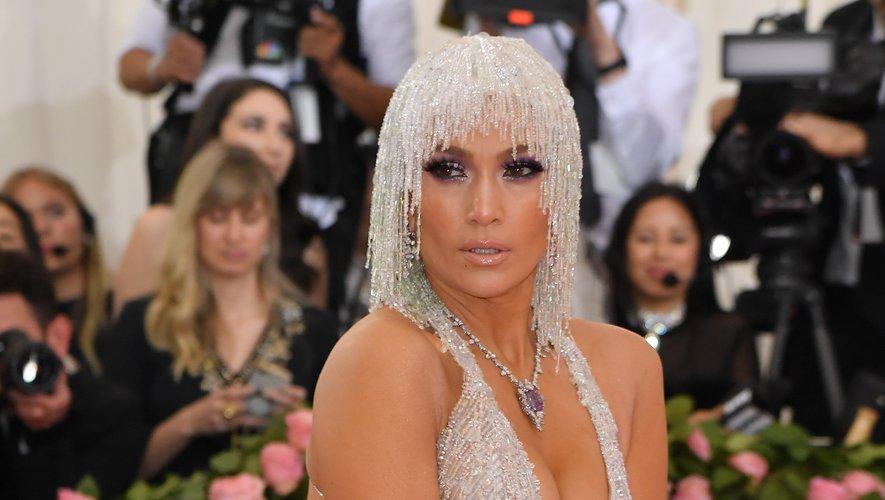 La superstar Jennifer Lopez s'est montrée étincelante au Met Gala.