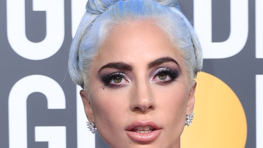 Lady Gaga joue les princesses de glace aux Golden Globes du 6 janvier. Le chignon haut bleu givré est assorti à sa tenue.