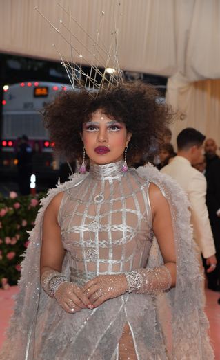 L'actrice Priyanka Chopra a posé une couronne sur ses boucles folles pour assister au Met Gala en mai.