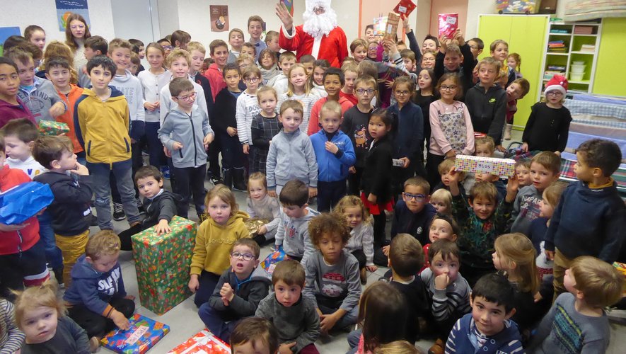 Roland, le père Noël entouré des enfants, après la remise des cadeaux.