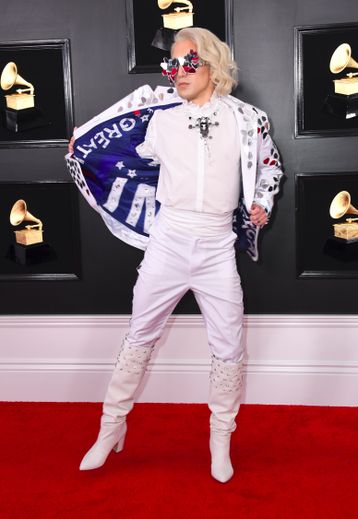 Des lunettes aux bottes en passant par la veste pro-Trump, rien ne va dans la tenue choisie par Ricky Rebel pour les Grammy Awards. Los Angeles, le 10 février 2019.