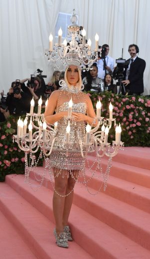 Même constat pour Katy Perry qui a franchi la limite du mauvais goût en apparaissant au Met Gala en chandelier. New York, le 6 mai 2019.