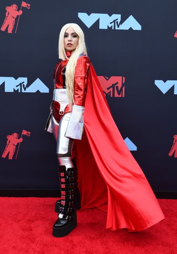 Ava Max a commis un fashion faux pas en foulant le tapis rouge des MTV Video Music Awards dans une tenue de super-héroïne. Newark, le 26 août 2019.