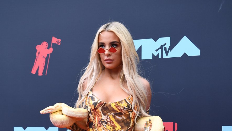 Au-delà de la tenue un peu trop bling bling, Tana Mongeau aurait pu également nous éviter la présence de ce serpent sur le tapis rouge des MTV Video Music Awards. Newark, le 26 août 2019.