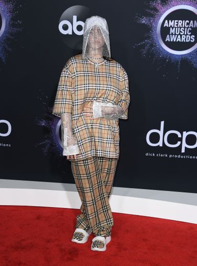 Billie Eilish a mis le paquet pour les American Music Awards arborant un total look Burberry avec une voilette ornée de cristaux. Un brin too much. Los Angeles, le 24 novembre 2019.