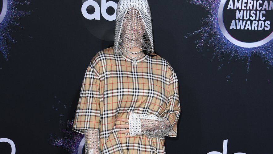 Billie Eilish a mis le paquet pour les American Music Awards arborant un total look Burberry avec une voilette ornée de cristaux. Un brin too much. Los Angeles, le 24 novembre 2019.