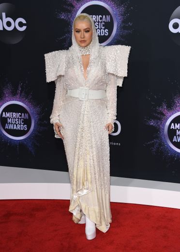 Cette tenue immaculée et brodée choisie par Christina Aguilera aurait pu être ultra-glamour pour les American Music Awards, mais il y a ce je-ne-sais-quoi qui ne match pas. Los Angeles, le 24 novembre 2019.