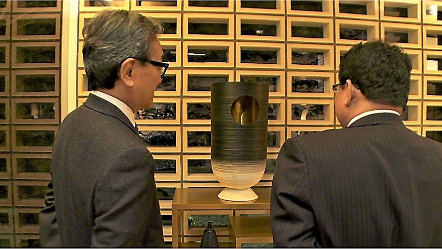 Hiroshi Ishibashi et Yasuhide Shimbata du musée Artizon devant le vase Soulages, créé à la demande de Jacques Chirac, en 2002, pour devenir le trophée français du tournoi de sumo.