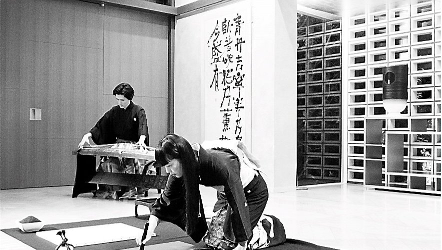 Yukako Matsui, calligraphe, et Takumi Kikawa, musicien de koto.