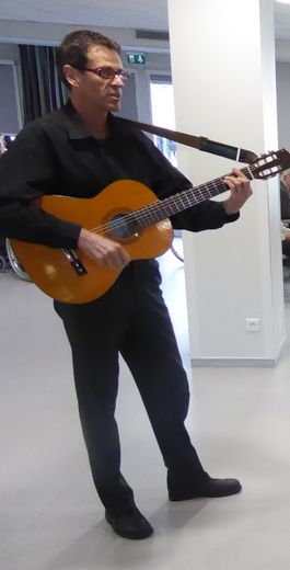 Jean-Luc Salgues et sa guitare interprétant des chants de Noël.