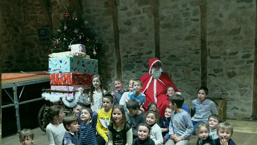 Sur scène, les écoliers et le père Noël.