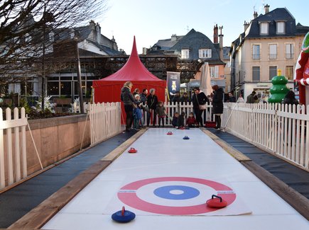 Curling, jouets en bois et autres animations pour les enfants.