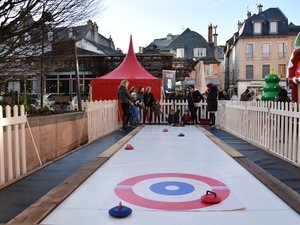 Curling, jouets en bois et autres animations pour les enfants.
