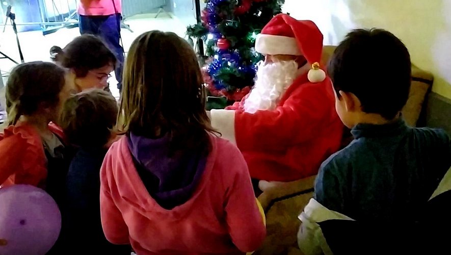 Le père Noël a distribué des chocolats aux enfants.