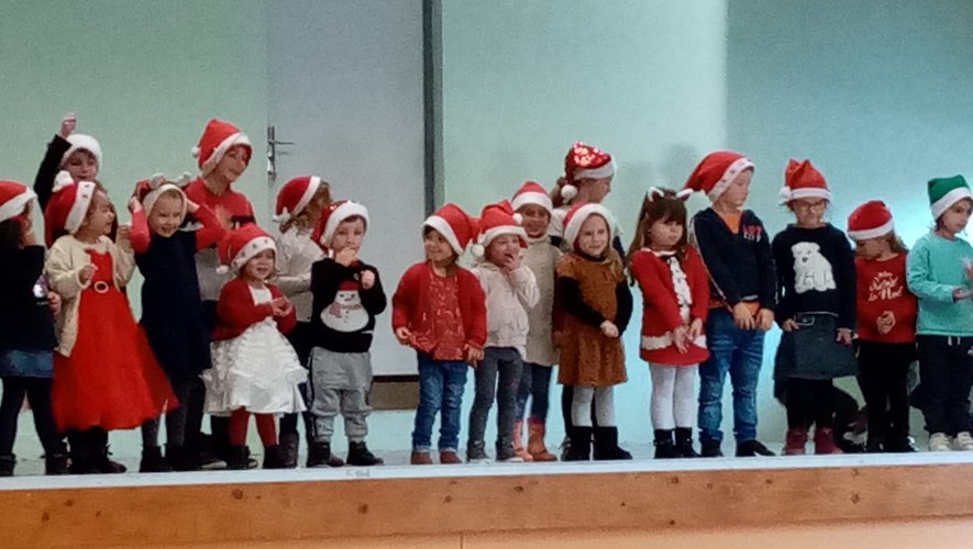 Les enfants ont interprétéles chants de Noël.