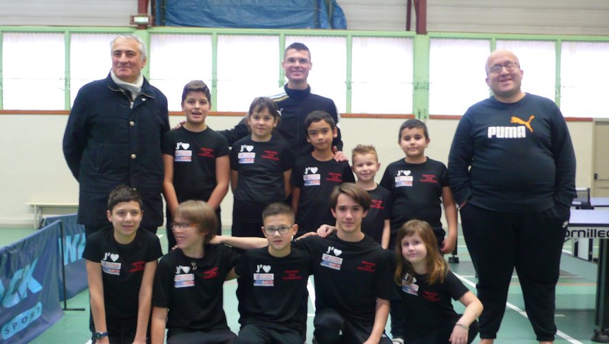 Les jeunes de l’école Tennis de table de Villefranche-de-Rouergue arborent de nouvelles tenues, tee-shirts et shorts.