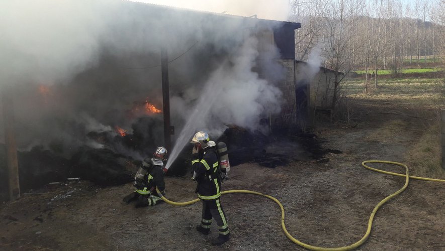 Les sapeurs-pompiers du bassin decazevillois sont intervenus pour combattre les flammes affectant un bâtiment d’environ 250m2 et une centaine de bottes de paille. 