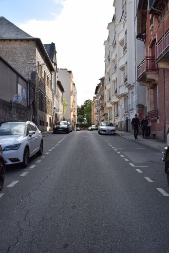 Entre les rues Planard et Raynal, la rue de Séguret-Saincric doit son nom à Alix Saincric, née à Bordeaux en 1832 .