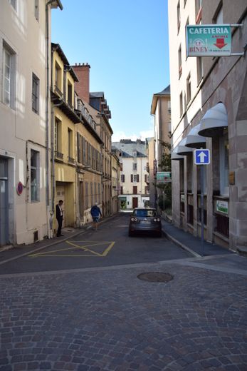Entre le boulevard Gambetta et la rue de l’Abbé-Bessou, la rue Victoire-Massol.