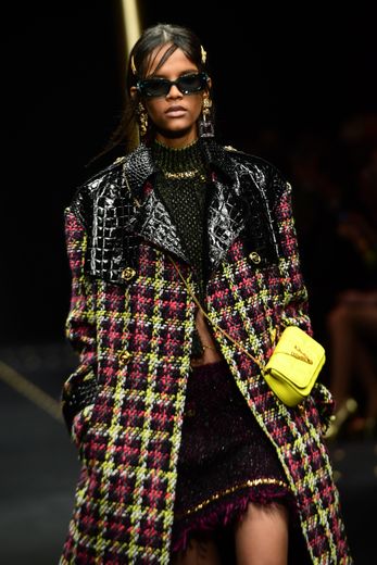 Le sac à bandoulière version mini de la maison Versace pour la saison automne-hiver 2019. Milan, le 22 février 2019.