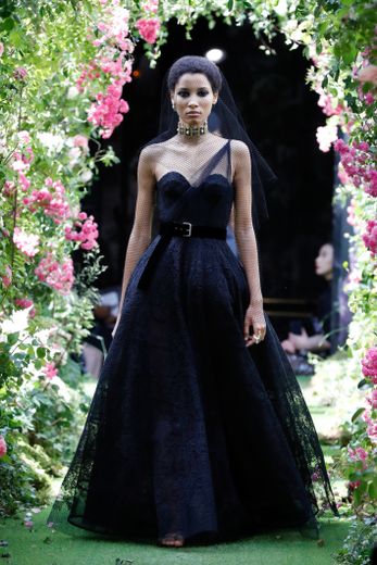 La robe délicate et sophistiquée de Dior. Haute couture automne-hiver 2019-2020, Paris, le 1er juillet 2019.